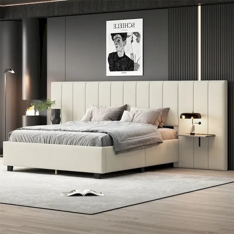 Lit plateforme tapissé de velours avec grande tête de lit