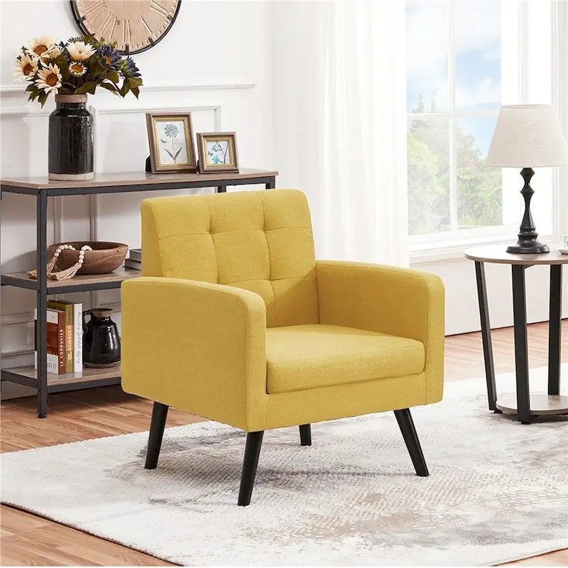 Fauteuil en tissu capitonné avec pieds en bois d'hévéa