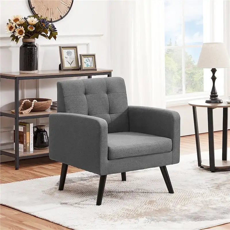 Fauteuil en tissu capitonné avec pieds en bois d'hévéa
