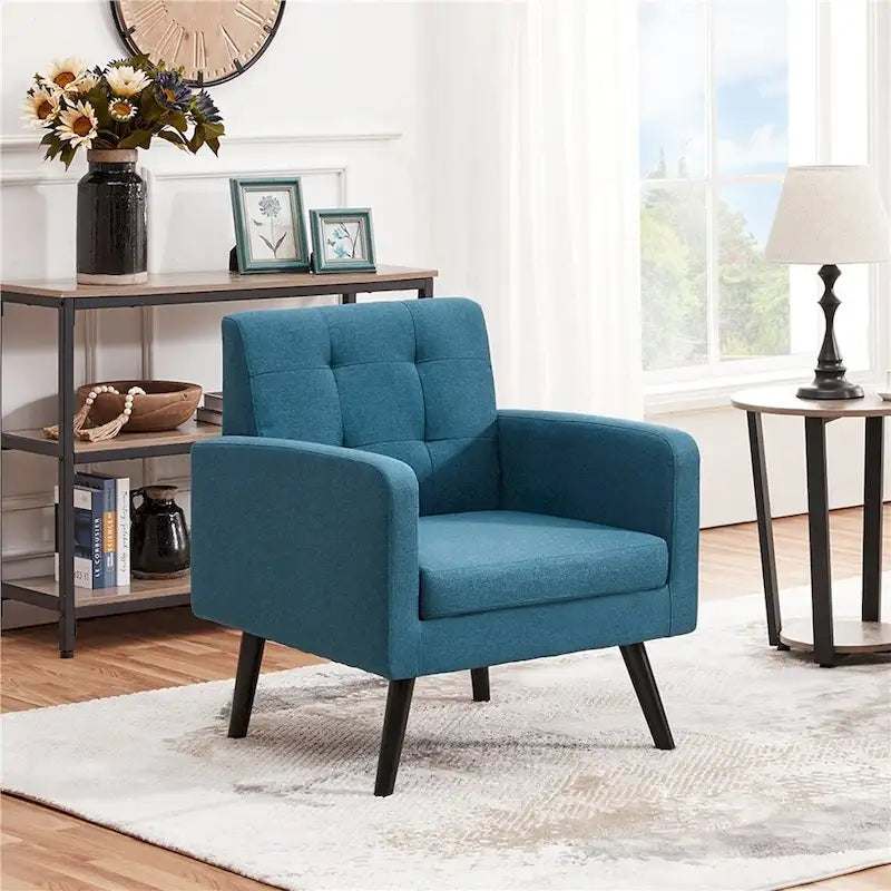 Fauteuil en tissu capitonné avec pieds en bois d'hévéa